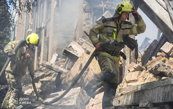 Пошкоджена школа в Києві після нічного ракетного обстрілу з боку РФ