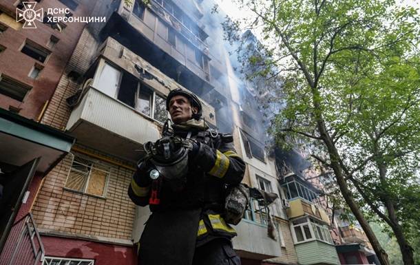 Пожежа в багатоповерхівці після атаки російського дрона в Херсоні
