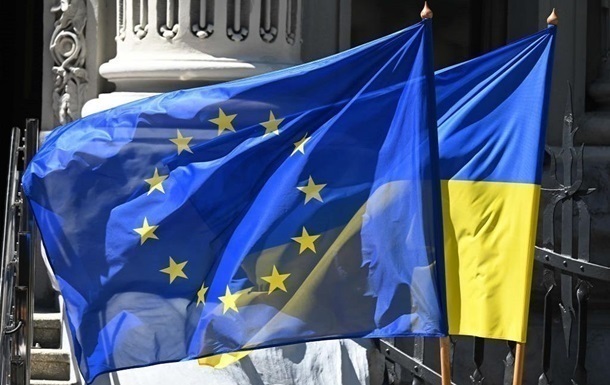 Прапори України та Європейського Союзу перед будівлею Ради ЄС у Брюсселі