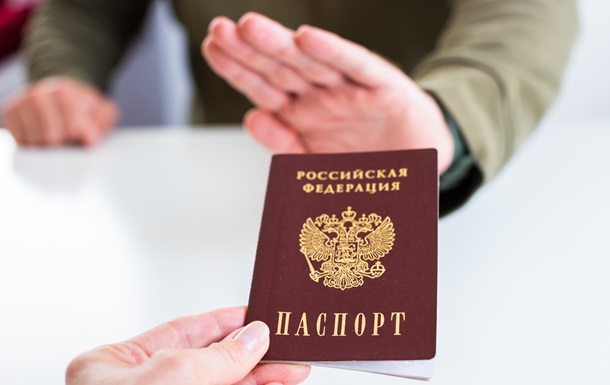 Паспортний контроль та прапор Європейського Союзу на фоні шенгенської зони