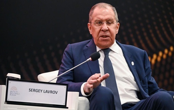 Сергій Лавров за трибуною під час пресконференції щодо мирних переговорів