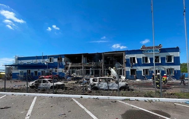 Зруйнована будівля заводу дитячого харчування Яготинське на Київщині після атаки РФ