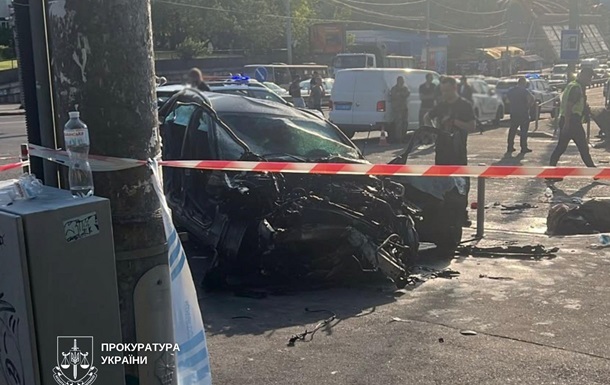 Місце смертельної аварії у Солом'янському районі Києва, де автомобіль врізався у підземний перехід