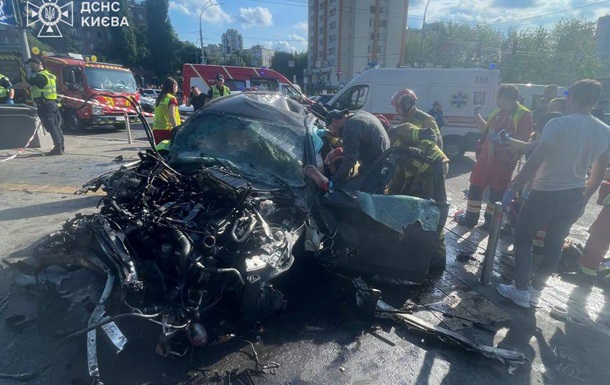 Наслідки смертельної аварії у Києві, де загинули поліцейські та пішоходи