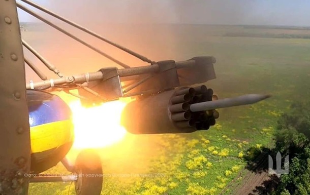 Українські військові ведуть вогонь по позиціях ворога під час запеклих боїв на фронті