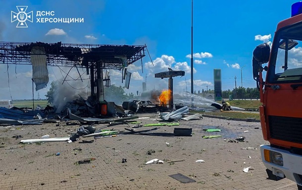 Зруйновані приватні будинки та пошкоджена інфраструктура в Херсонській області внаслідок російських обстрілів