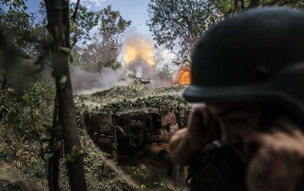 Українські військові тримають оборону на Лиманському напрямку під час артилерійського обстрілу
