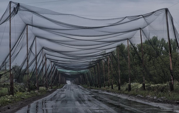 Протидронова сітка над військовою дорогою у прифронтовій зоні України