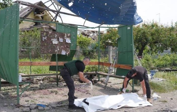 Зруйновані приватні будинки та пошкоджена зупинка транспорту у Балабиному після обстрілу