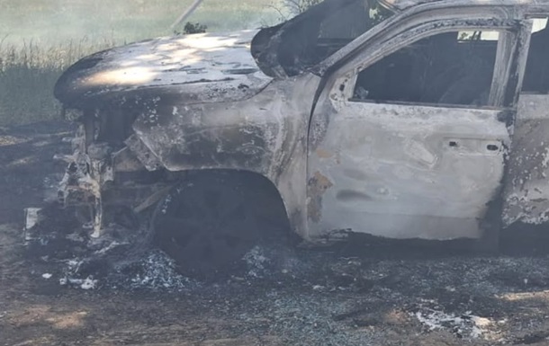 Пошкоджений автомобіль поліції вибухотехнічної служби після прицільного удару російського дрона у Харківській області