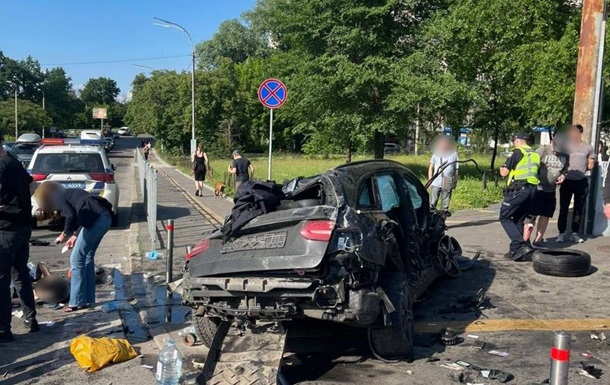 Смертельна ДТП у Києві Mercedes влетів у підземний перехід аварія таксі