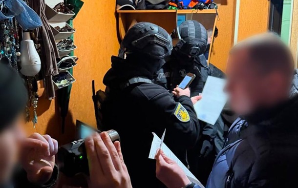 Поліцейські затримують підозрюваного у шахрайстві з автівками для ЗСУ у Києві