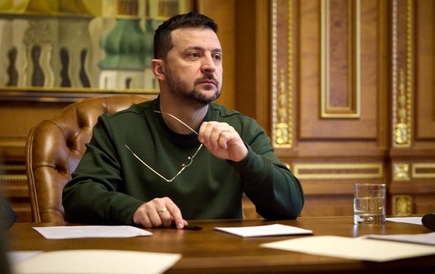 Військові Сил безпілотних систем ЗСУ готують дрон до запуску на фронті