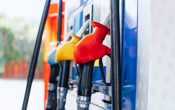 Черги автомобілів на російських автозаправних станціях на тлі дефіциту пального