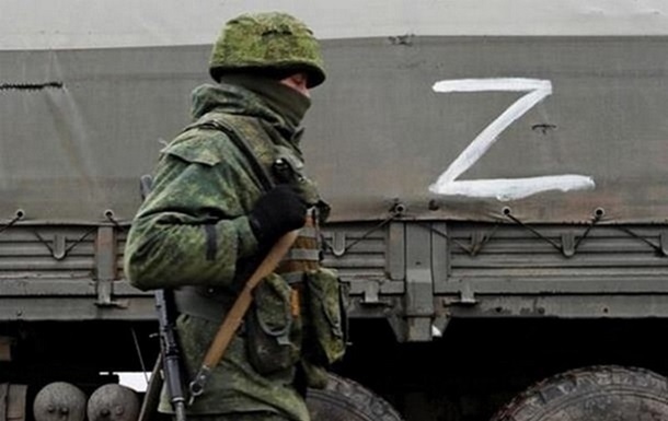 Російські військовослужбовці марширують на параді в Москві під час оголошення про збільшення чисельності армії