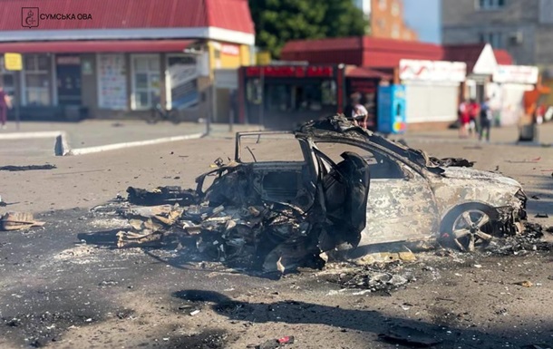 Наслідки атаки російських дронів на житлові будинки та автомобілі в Сумській області