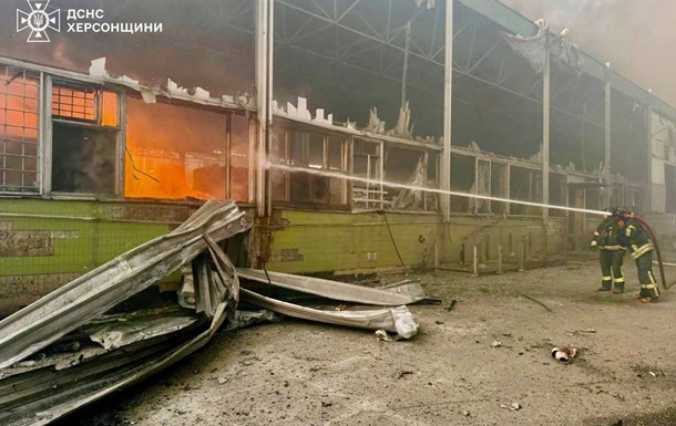 Пожежники ДСНС ліквідують пожежу на підприємстві в Херсоні після російського авіаудару