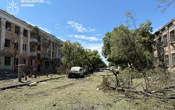 Зруйновані багатоповерхівки та пошкоджені автомобілі у Слов'янську після російського бомбардування