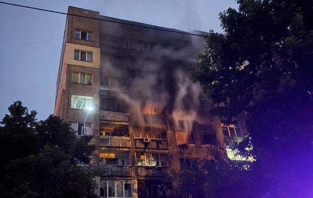 Зруйнований житловий будинок у Києві після російського обстрілу 15 червня