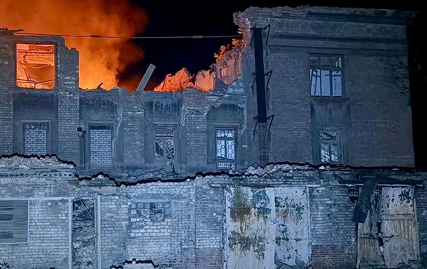 Наслідки обстрілу Дніпра 15 червня: зруйнована будівля коледжу