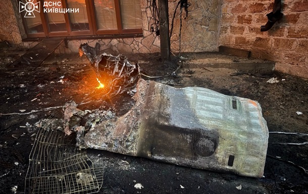 Зруйнована будівля та пожежа після нічного обстрілу Києва 15 червня