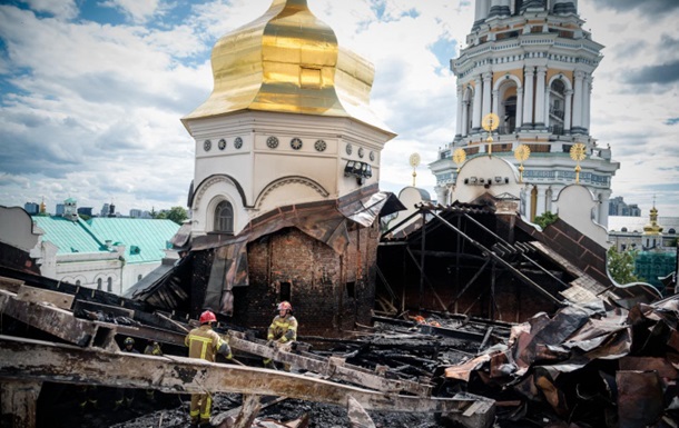Зруйновані будинки та пошкоджені пам'ятки архітектури у Києві після нічного обстрілу
