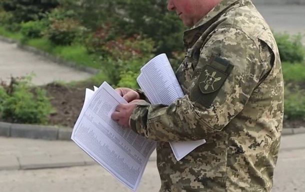 Будівля територіального центру комплектування в Україні та карета швидкої допомоги