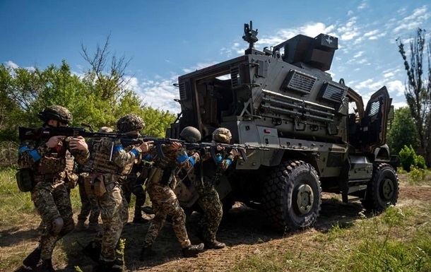 Українські військові тримають оборону під час інтенсивних боїв на фронті