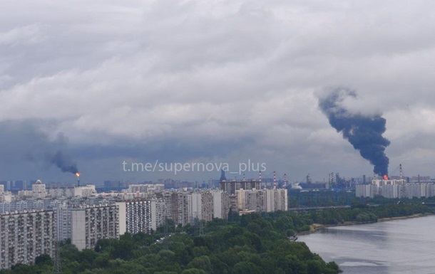 Палаючий Московський нафтопереробний завод у Капотні після успішної атаки БПЛА Сил оборони України