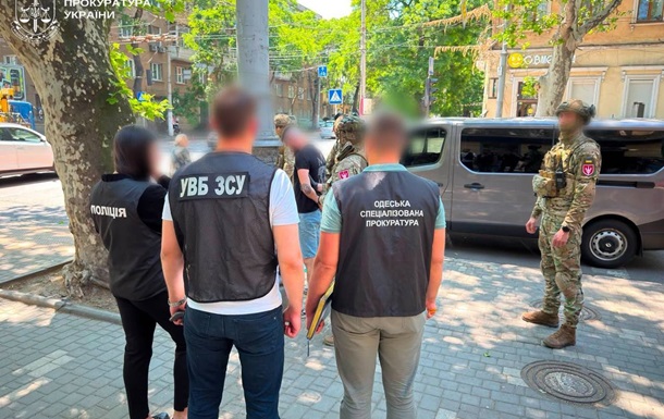 Обшук та вилучення грошей у затриманого військового офіцера в Одесі за хабарництво у системі ВЛК