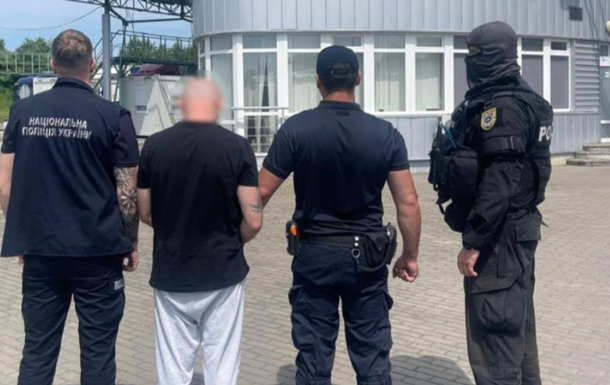 Конвой поліції супроводжує екстрадованого злочинця на кордоні