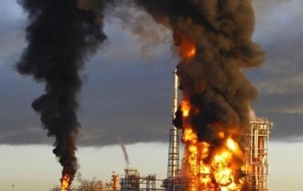Наслідки удару українського безпілотника по російському нафтопереробному заводу