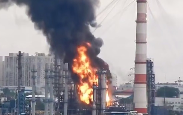 Пожежа на Московському нафтопереробному заводі після атаки дронів