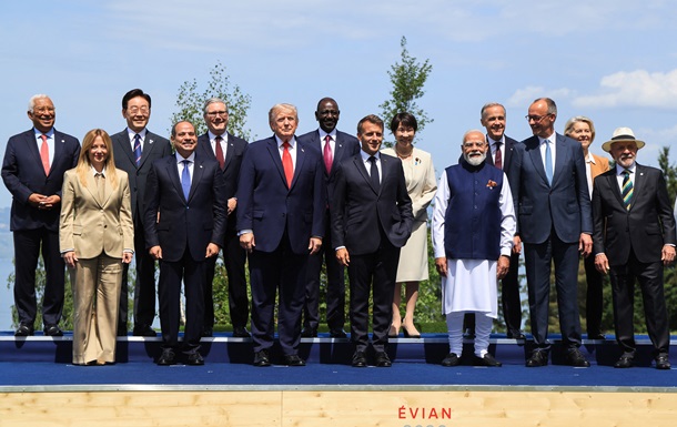 Лідери G7 тиснуть руки на тлі прапорів під час обговорення військової допомоги Україні