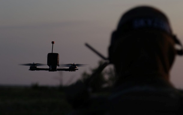 Військові дії на лінії фронту, українські солдати обороняють позиції від російських атак
