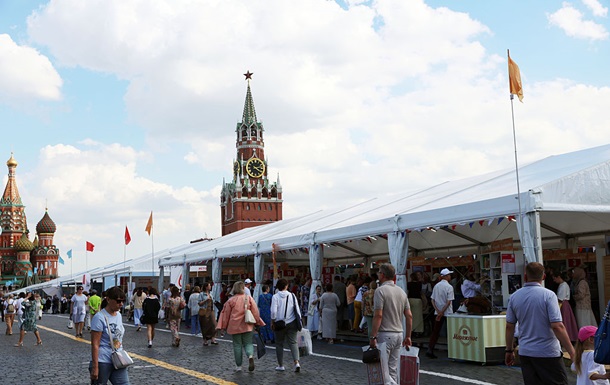 Російські громадяни на тлі новин про війну
