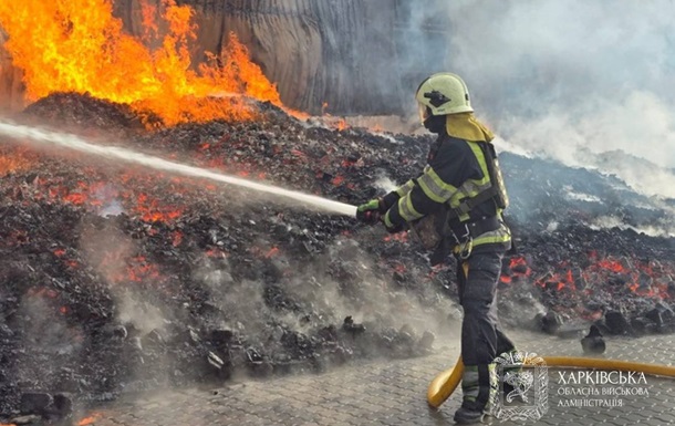 Наслідки російського авіаудару по житловому будинку у Харкові