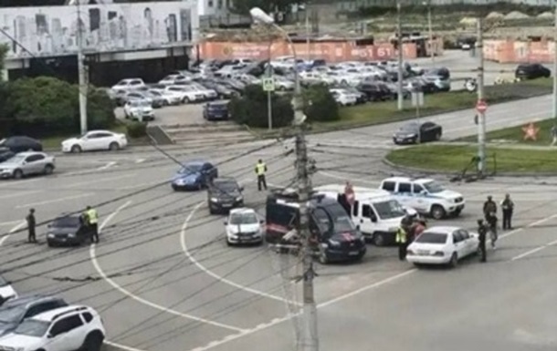 Співробітники військкомату та поліції під час рейду на вулицях Пензи