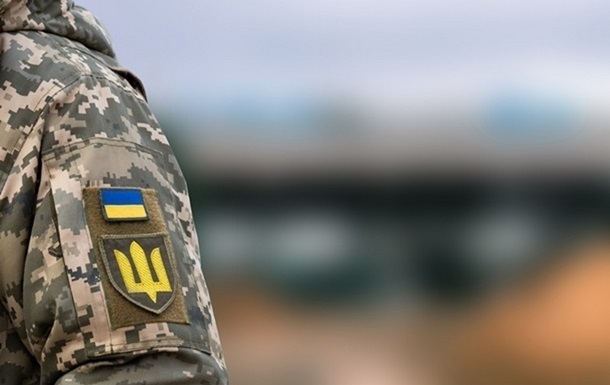 Українські військові підписують контракт у Міноборони