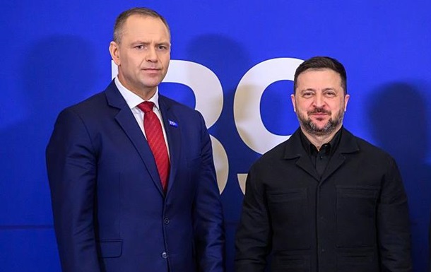 Володимир Зеленський та Кароль Навроцький під час дискусії щодо ордену Білого Орла