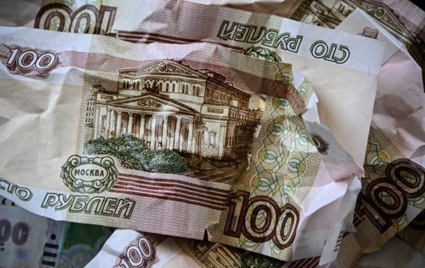 Російська податкова служба на фоні паперової роботи та фінансових графіків