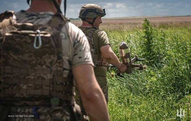 Українські артилеристи ведуть вогонь по ворожих позиціях на лінії фронту