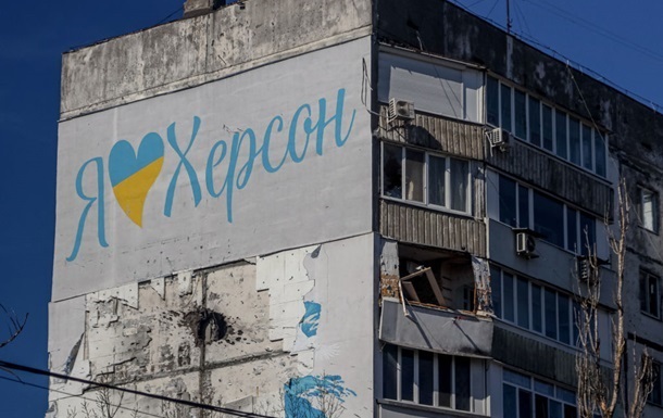 Наслідки російського артилерійського обстрілу Херсона