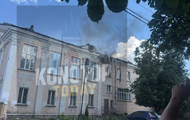 Наслідки російського удару дронами по цивільній інфраструктурі в центрі Конотопа