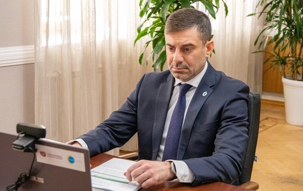 Символіка полку Скеля на тлі української військової техніки