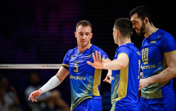 Українські волейболісти святкують перемогу над Бразилією