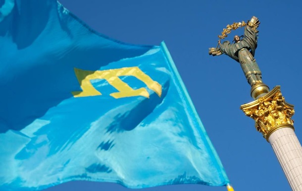 Володимир Зеленський на фоні українського прапора під час звернення щодо деокупації Криму