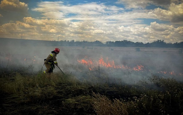 Пожежа на полі пшениці в Миколаївській області після обстрілу