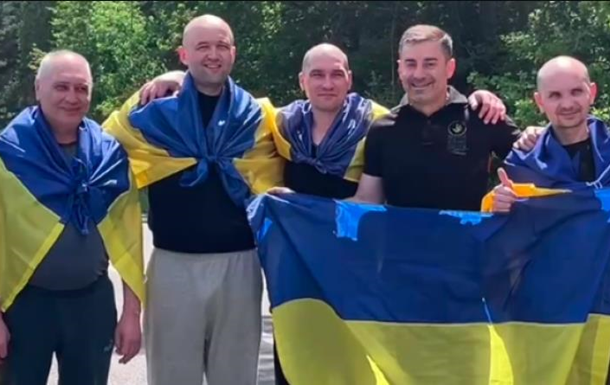 Звільнені українські цивільні громадяни повертаються додому з російського полону