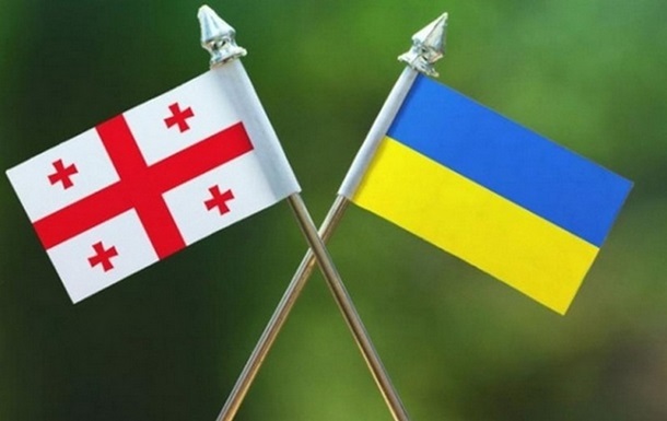 Українські та грузинські прапори на знак пам'яті про загиблих добровольців